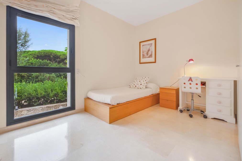 dormitorio piso urbanización empordà golf