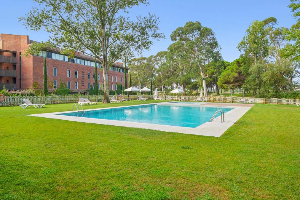 piscina comunitaria piso urbanización empordà golf